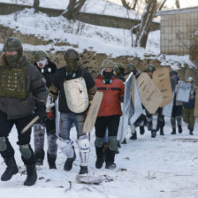 VIOLENCIA. Varios manifestantes permanecen cerca de una de las barricadas un nuevo da de protestas contra el gobierno en el centro de Kiev