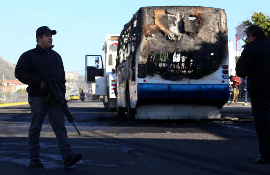 OPERATIVO. Autobuses incendiados en las cercanas del operativo antinarcticos.