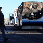 OPERATIVO. Autobuses incendiados en las cercanas del operativo antinarcticos.