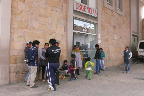 SUSTO. Muchas personas fueron al hospital para averiguar de sus familiares heridos.