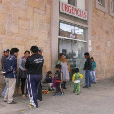 SUSTO. Muchas personas fueron al hospital para averiguar de sus familiares heridos.