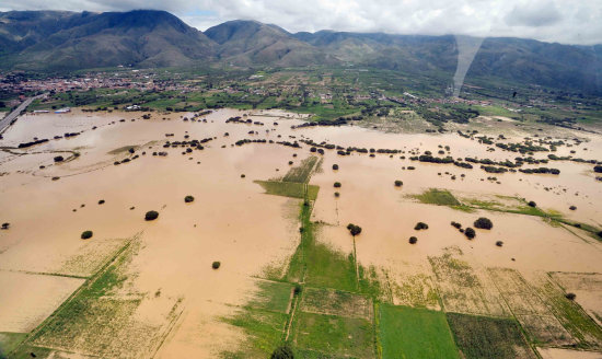 DAOS. Vista area de cientos de hectreas de cultivos inundados por la lluvia en Cliza, Cochabamba.