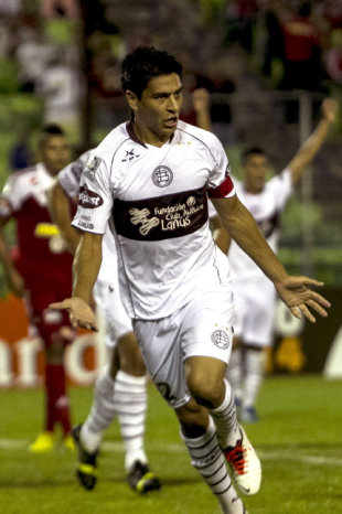 Paolo Goltz celebra uno de los goles del conjunto argentino de Lans, ante el cuadro venezolano de Caracas.