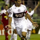 Paolo Goltz celebra uno de los goles del conjunto argentino de Lans, ante el cuadro venezolano de Caracas.