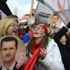 MANIFESTACIN. Simpatizantes del presidente sirio, Bachar Al Asad, muestran su retrato y banderas nacionales en Ginebra.