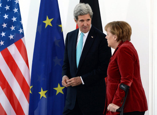 ENCUENTRO. Merkel y Kerry.