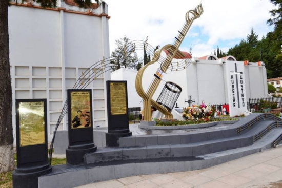 HOMENAJE. El tmulo fue entregado en un sentido acto en el Cementerio.