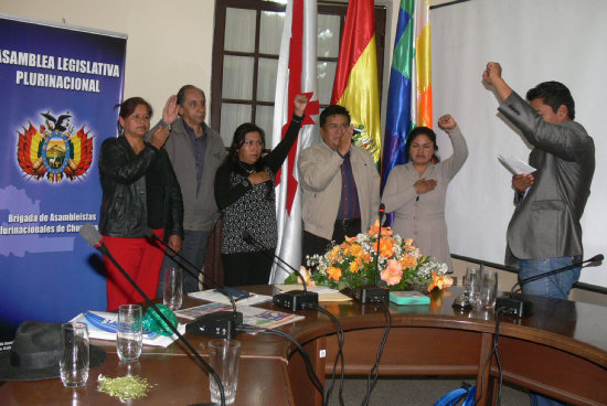 POSESIN. Los miembros de la nueva Directiva toman posesin de sus nuevos cargos.