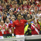 El suizo Roger Federer aport para la victoria parcial (2-0) de su pas sobre Serbia del ausente Novak Djokovic.