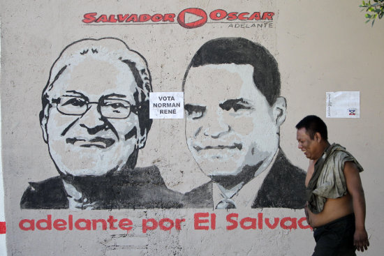 CAMPAÑA. Un salvadoreño camina frente a un mural del candidato presidencial del gobernante Frente Farabundo Martí.