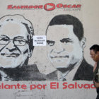 CAMPAÑA. Un salvadoreño camina frente a un mural del candidato presidencial del gobernante Frente Farabundo Martí.