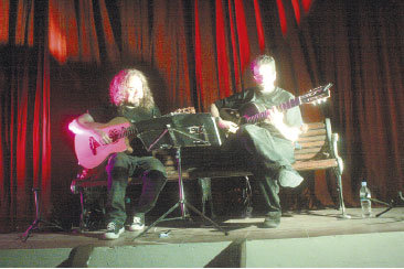DÚO. El recital del Negro y Blanco en el Teatro 3 de Febrero, anoche.