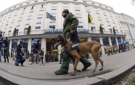 RESGUARDO. Un policía patrulla con un perro durante la Conferencia de Seguridad.