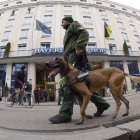 RESGUARDO. Un policía patrulla con un perro durante la Conferencia de Seguridad.