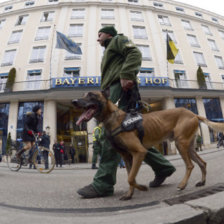 RESGUARDO. Un policía patrulla con un perro durante la Conferencia de Seguridad.