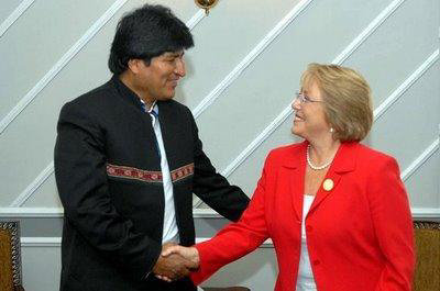 ENCUENTRO. El presidente Evo Morales junto con Michelle Bachelet en un encuentro reciente.