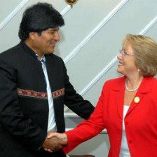 ENCUENTRO. El presidente Evo Morales junto con Michelle Bachelet en un encuentro reciente.