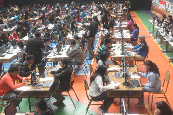 EXAMEN. Tras rendir la prueba computarizada, los bachilleres luego de media hora pudieron saber si fueron admitidos o no.