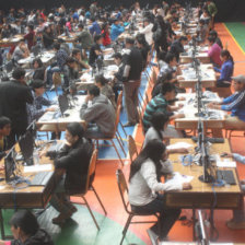 EXAMEN. Tras rendir la prueba computarizada, los bachilleres luego de media hora pudieron saber si fueron admitidos o no.
