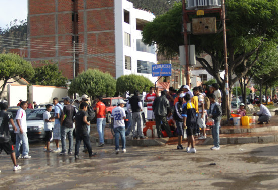 PRECARNAVALES. Varios grupos de jóvenes salieron a las calles durante el fin de semana.