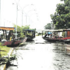 AYUDA. La ayuda comienza a llegar a las poblaciones inundadas, pero el acceso es difícil. En la imagen, la situación en Rurrenabaque.