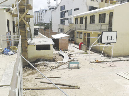 INSUFICIENTE. El pequeño bloque de baños (c) provisionales en el Colegio Monteagudo.