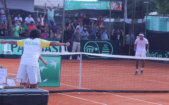 Una de las celebraciones de Hugo Dellien (d), que ayer venció al peruano Sergio Galdos, en singles.