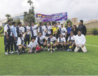 Los jugadores de Tecnología festejan con el trofeo de campeón.