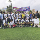 Los jugadores de Tecnología festejan con el trofeo de campeón.