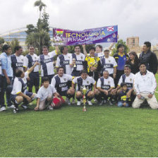 Los jugadores de Tecnología festejan con el trofeo de campeón.