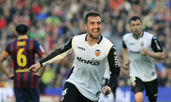 Paco Alcácer festeja su gol, el tercero para el Valencia en el triunfo sobre el Barcelona.