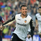Paco Alcácer festeja su gol, el tercero para el Valencia en el triunfo sobre el Barcelona.