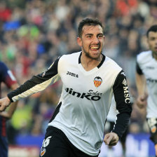 Paco Alcácer festeja su gol, el tercero para el Valencia en el triunfo sobre el Barcelona.