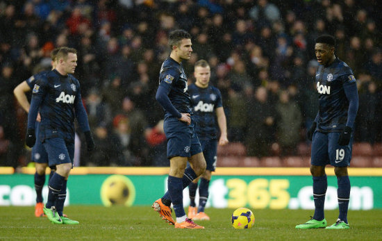 Los jugadores del United desconsolados por la derrota sufrida ayer.
