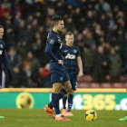 Los jugadores del United desconsolados por la derrota sufrida ayer.
