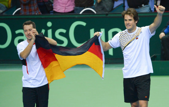 Philipp Kohlschreiber (i) y Tommy Haas celebran el triunfo de Alemania.
