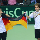 Philipp Kohlschreiber (i) y Tommy Haas celebran el triunfo de Alemania.