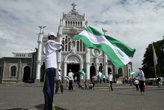 ELECCIN. Un simpatizante del oficialismo ondea banderas de su partido en Costa Rica.