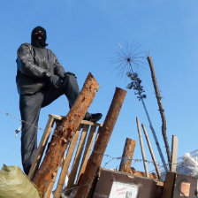 PROTESTAS. Un manifestante desafa a las fuerzas de seguridad desde una barricada.