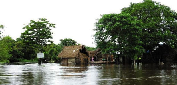 FENMENO: Miles de viviendas estn bajo el agua a consecuencia de las inundaciones que afectan a una media docena de departamentos.