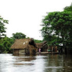 FENMENO: Miles de viviendas estn bajo el agua a consecuencia de las inundaciones que afectan a una media docena de departamentos.