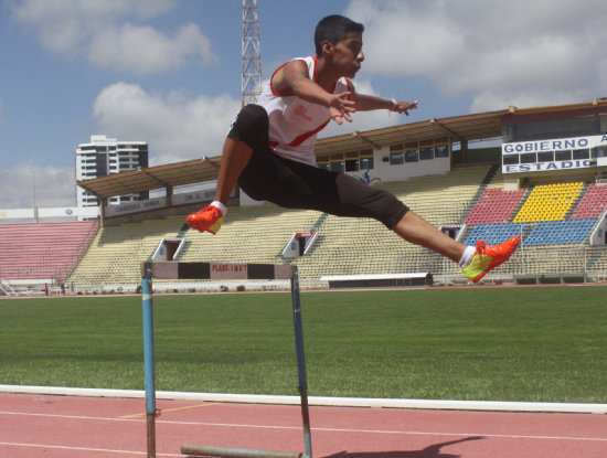 La carrera con vallas (arriba) y salto largo fueron algunas de las pruebas realizadas ayer, en la pista atltica del estadio Patria.