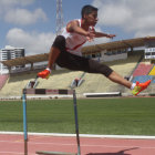 La carrera con vallas (arriba) y salto largo fueron algunas de las pruebas realizadas ayer, en la pista atltica del estadio Patria.