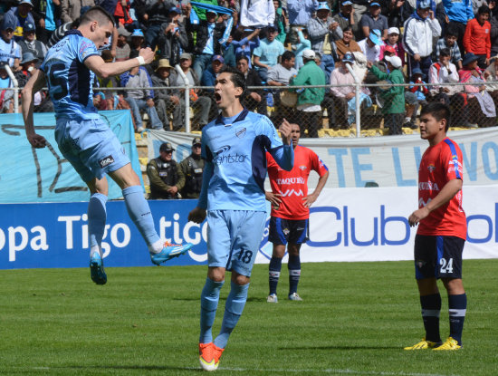 El espaol Juan Miguel Callejn (i) festeja el primer gol de Bolvar sobre Wilstermann, en el triunfo de los celestes, en La Paz.