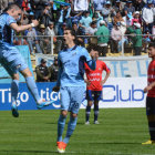 El espaol Juan Miguel Callejn (i) festeja el primer gol de Bolvar sobre Wilstermann, en el triunfo de los celestes, en La Paz.