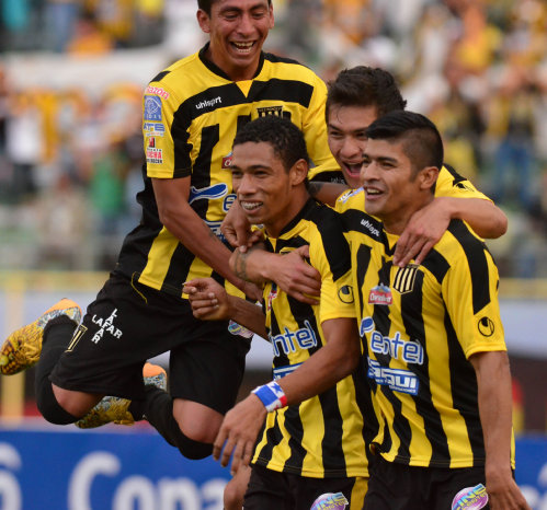 Los jugadores atigrados celebran uno de los goles marcados por el panameo Boris Alfaro (c).