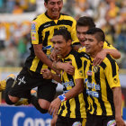 Los jugadores atigrados celebran uno de los goles marcados por el panameo Boris Alfaro (c).