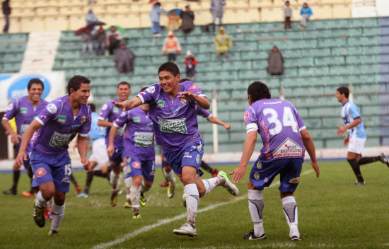 El equipo de la Villa Imperial super a Blooming, en Potos, y es uno de los escoltas del puntero del Torneo Clausura. En la foto, el festejo de Hurtado.