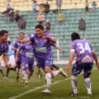 El equipo de la Villa Imperial super a Blooming, en Potos, y es uno de los escoltas del puntero del Torneo Clausura. En la foto, el festejo de Hurtado.