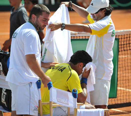 El beniano Hugo Dellien (c) se lamenta tras perder su partido ayer, a manos del peruano Mauricio Echaz.